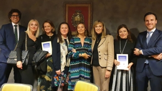 Registradores, letradas de la Administración de Justicia y magistrada integrantes del equipo de redacción, con la directora general de Seguridad Jurídica y Fe Pública del Ministerio de Justicia (quinta por la izquierda)